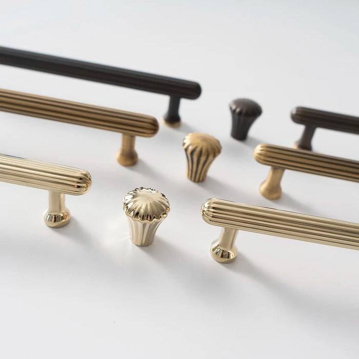 Experience the perfect blend of form and function with the Berdo Knob & Pull Bar, offering both visual appeal and practicality.